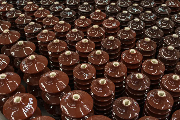 Améliorer la durabilité des isolants en céramique : mécanismes de vieillissement et solutions de revêtement avancées